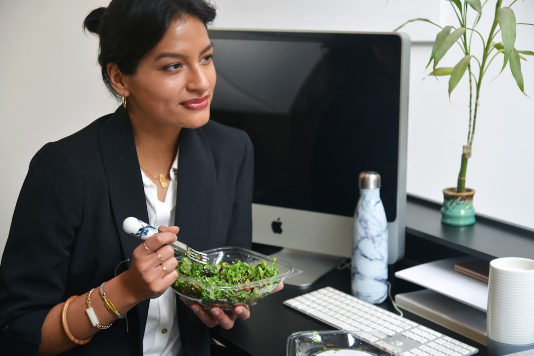 mulher com blazer preto segurando um buquê de flores